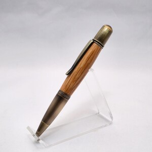 Penna a torsione realizzata a mano con autentico legno di botte di whisky Johnnie Walker. immagine 5