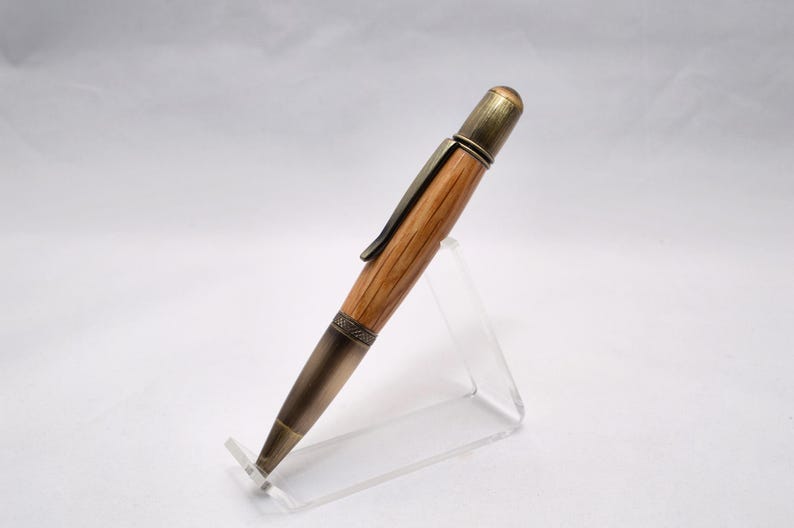 Penna a torsione realizzata a mano con autentico legno di botte di whisky Johnnie Walker. immagine 5