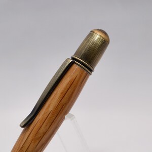 Penna a torsione realizzata a mano con autentico legno di botte di whisky Johnnie Walker. immagine 7