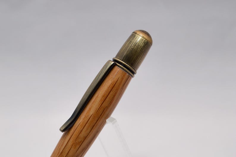Penna a torsione realizzata a mano con autentico legno di botte di whisky Johnnie Walker. immagine 7