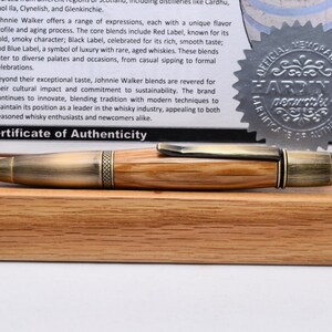 Penna a torsione realizzata a mano con autentico legno di botte di whisky Johnnie Walker. immagine 2