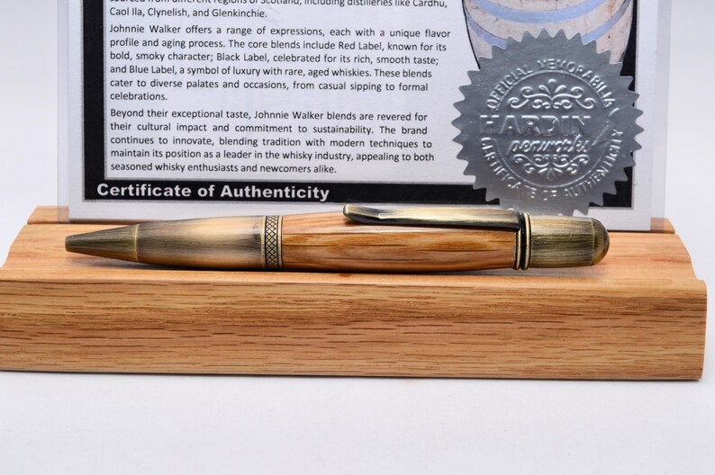 Penna a torsione realizzata a mano con autentico legno di botte di whisky Johnnie Walker. immagine 2