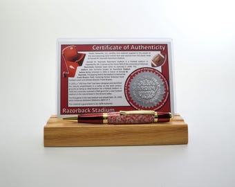 Penna artigianale realizzata con i sedili in plastica dello stadio Razorback dell'Università dell'Arkansas