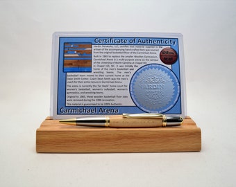 Penna artigianale realizzata con il legno del campo da basket della Carmichael Arena dell'Università del North Carolina.