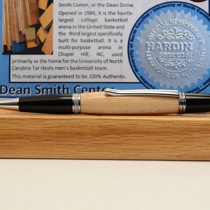 Penna realizzata con il materiale del campo da basket del Dean Smith Center dell'Università del North Carolina. immagine 2