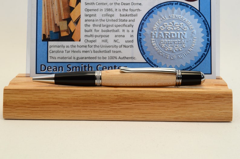 Penna realizzata con il materiale del campo da basket del Dean Smith Center dell'Università del North Carolina. immagine 2