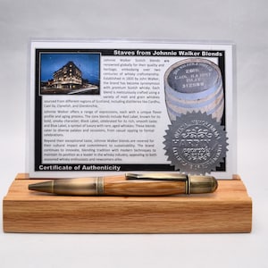 Penna a torsione realizzata a mano con autentico legno di botte di whisky Johnnie Walker. immagine 1