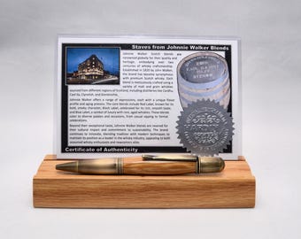 Penna a torsione realizzata a mano con autentico legno di botte di whisky Johnnie Walker.