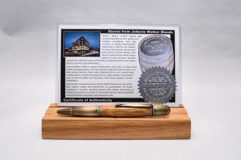 Penna a torsione realizzata a mano con autentico legno di botte di whisky Johnnie Walker. immagine 1