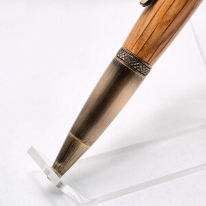 Penna a torsione realizzata a mano con autentico legno di botte di whisky Johnnie Walker. immagine 6
