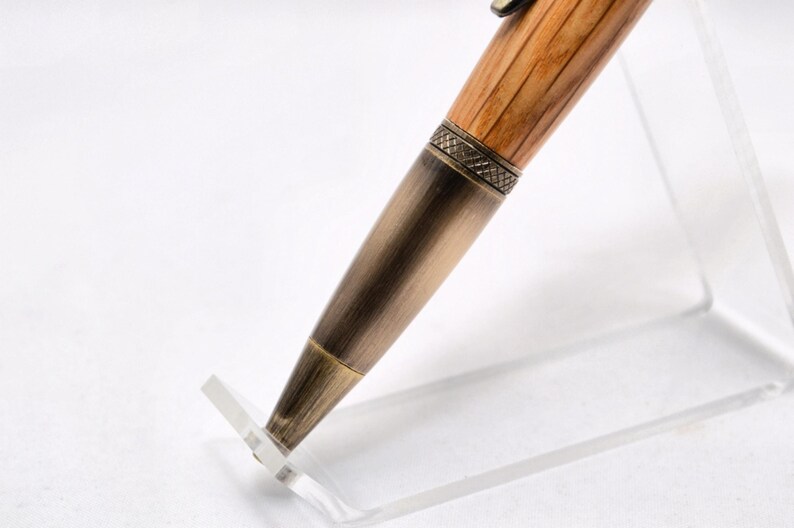 Penna a torsione realizzata a mano con autentico legno di botte di whisky Johnnie Walker. immagine 6