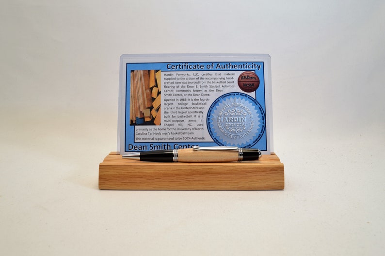 Penna realizzata con il materiale del campo da basket del Dean Smith Center dell'Università del North Carolina. immagine 1