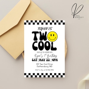 Może przedstawiać: Zaproszenie urodzinowe z napisem "Ryan is Two Cool" i uśmiechniętą buzią. Zaproszenie jest białe z czarno-białą szachownicą. W tle koperta.