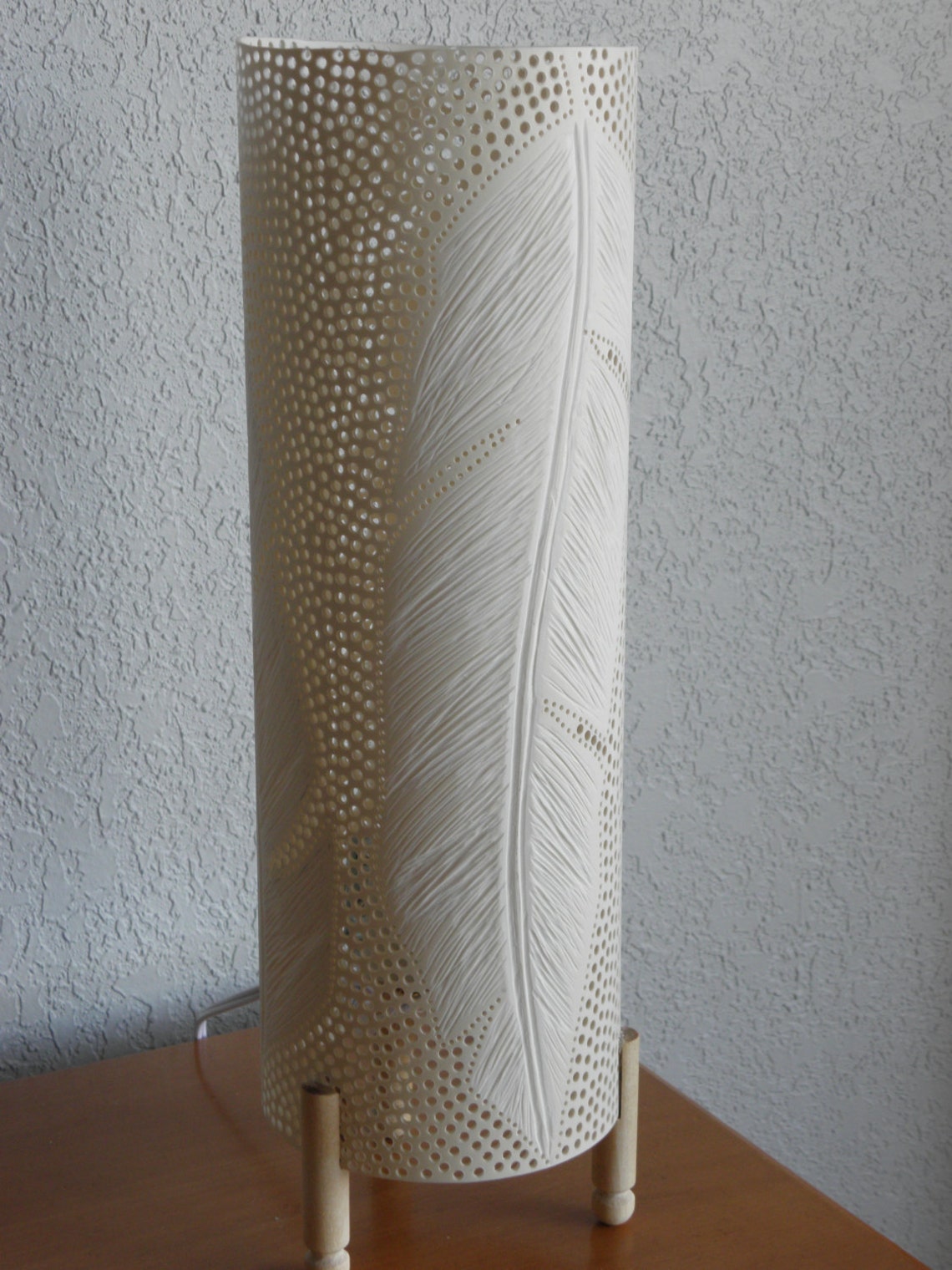 Table lamp. PVC pipe. Recycled. Feathers feathers... Handmade Etsy