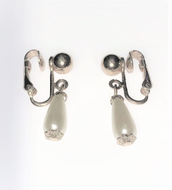 Vintage SARAH COVENTRY Pearl Clip On Earrings. Vin