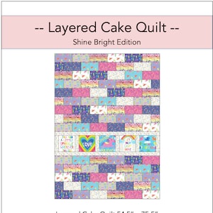 Pode incluir: Um edredom Layered Cake, edição Shine Bright, com um design de patchwork. O edredom mede 138,4 cm x 191,8 cm e apresenta vários padrões e blocos de texto inspiradores. O design inclui as palavras "LOVE", "SHINE" e "LET YOUR LIGHT SHINE".