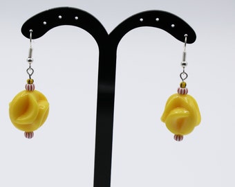 Retro chunky earrings with yellow vintage acrylic beads from the 1980s. Bold, eighties style.