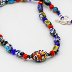 Halskette mit vintage venezianischen Millefiori Glasperlen, recycelt aus altem Schmuck. Helle Farben, rote, blaue und schwarze funkelnde Perlen.