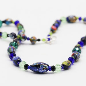 Funkelnde leichte Halskette aus vintage venezianischen Millefiori Glasperlen, die aus altem Schmuck recycelt wurden. Grüne glitzernde Glasperlen.