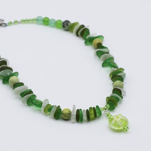 Frühlingsgrüne Seestern Kette mit Schattierungen von grünem Seeglas. Ozeane, Meeresleben, Küste. Handgefertigter Lampwork Anhänger