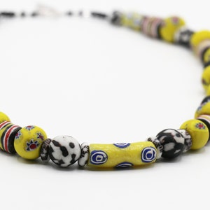 Gele, zwarte en witte Afrikaanse rustieke ketting. Heldere kralen met patroon, met gerecycled glas. Gedurfd en dik