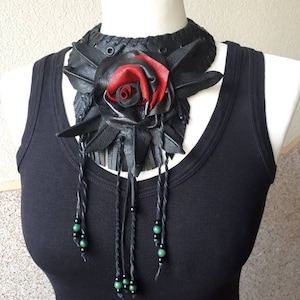 Opulent leather collar with large flowers and fringes image 1