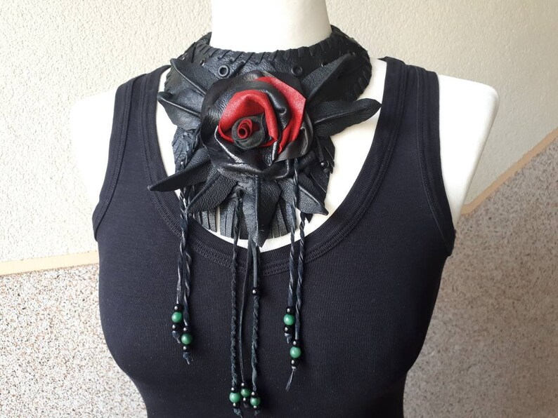 Opulent leather collar with large flowers and fringes image 1