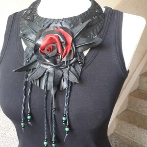 Opulent leather collar with large flowers and fringes image 3