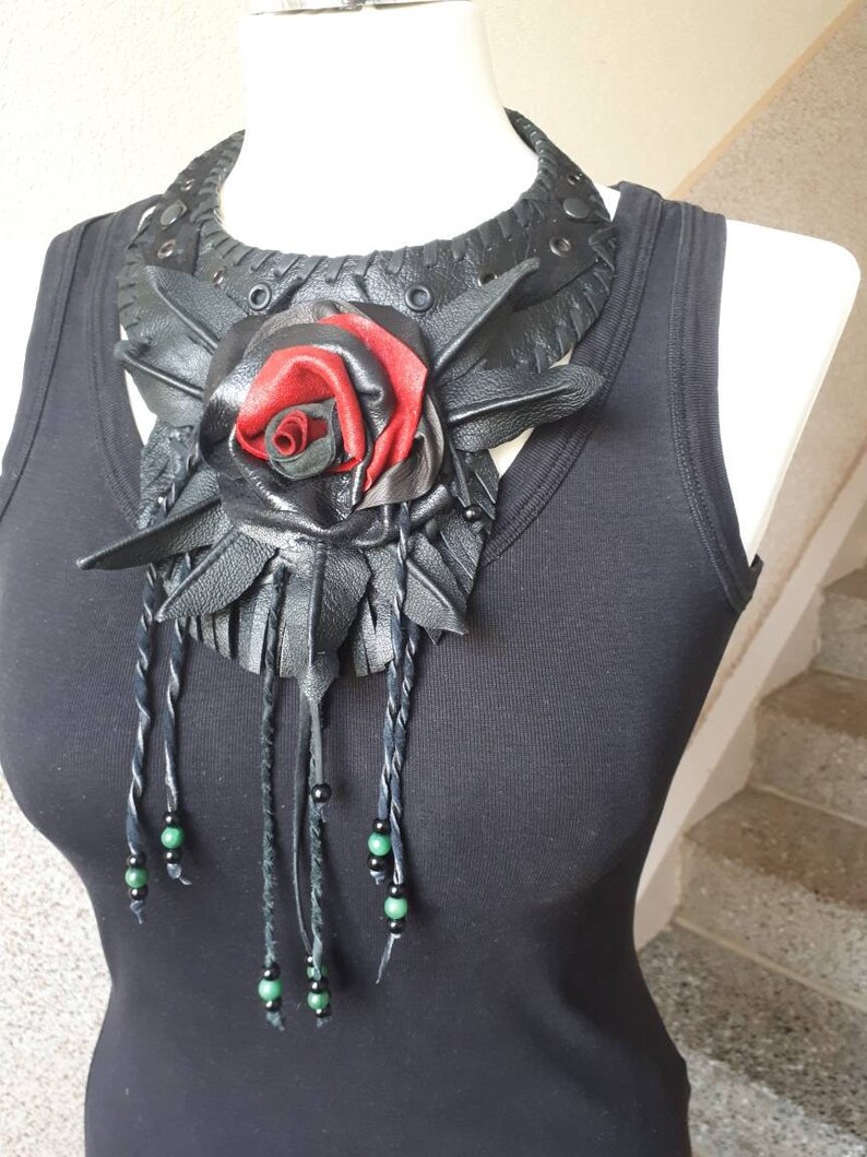 Opulent leather collar with large flowers and fringes image 3