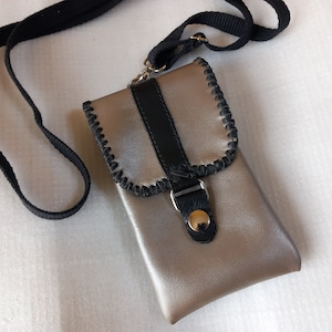 Petit sac de fête en cuir véritable argenté et noir, à accrocher autour du cou, pour téléphone portable, carte d'identité, carte, clés et argent