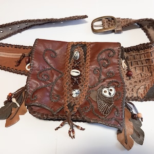 Gürteltasche, echt Leder, verschieden braun, reich verziert, mit Eule, Lederfedern und Stickerei, mehrere Fächer, mit Gürtel,  handgemacht