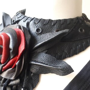 Opulent leather collar with large flowers and fringes image 5