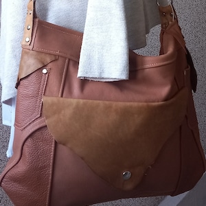large leather bag, genuine leather, to carry around your shoulder in cognac brown, with zipper