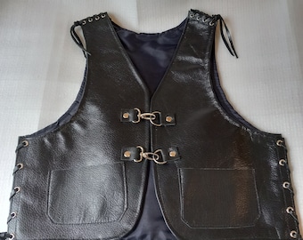 Schwarze Lederweste für Kinder ab 8 Jahre, echt Leder, mit Schnürung, Taschen und Karabiner, innen gefüttert