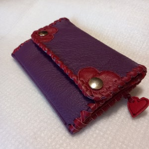 Grand portefeuille, en cuir véritable, violet et rouge, avec de nombreux compartiments