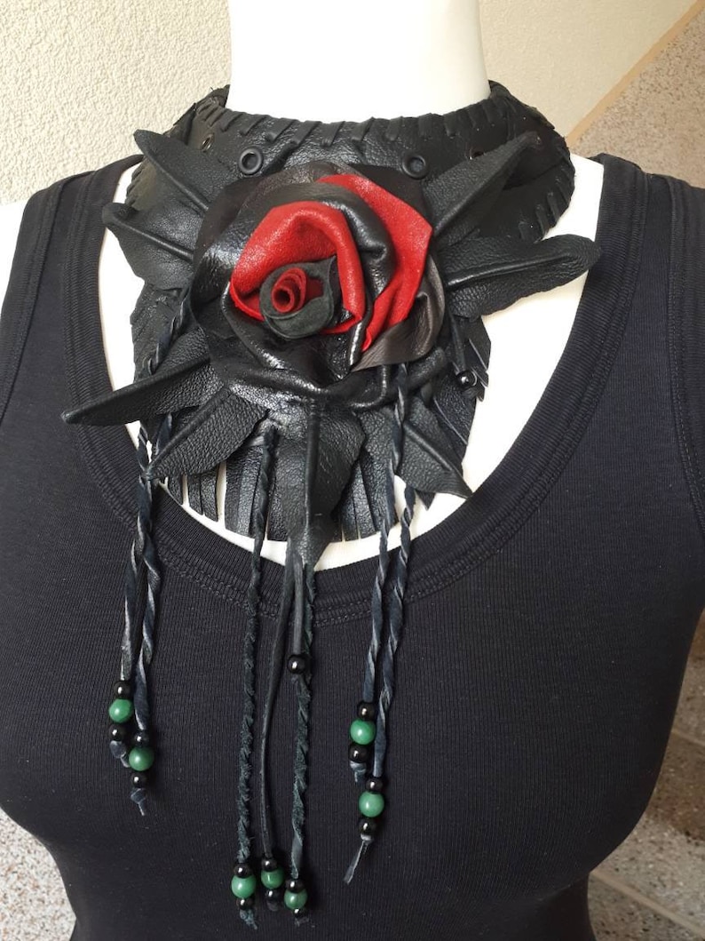 Opulent leather collar with large flowers and fringes image 2