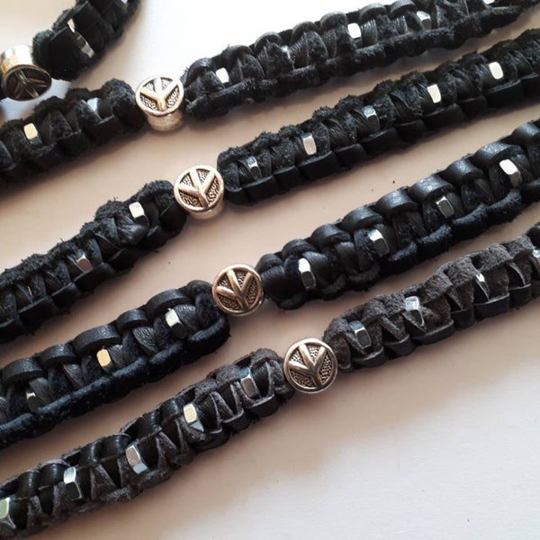 Bracelet en cuir noir avec signe de paix