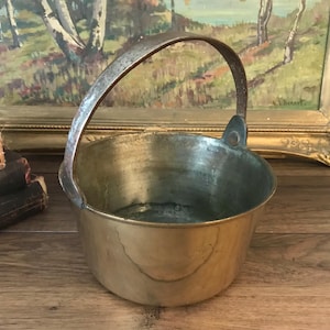 Petite marmite de cheminée ancienne en laiton massif coulé, datant du XIXe siècle, avec poignée en fer forgé.