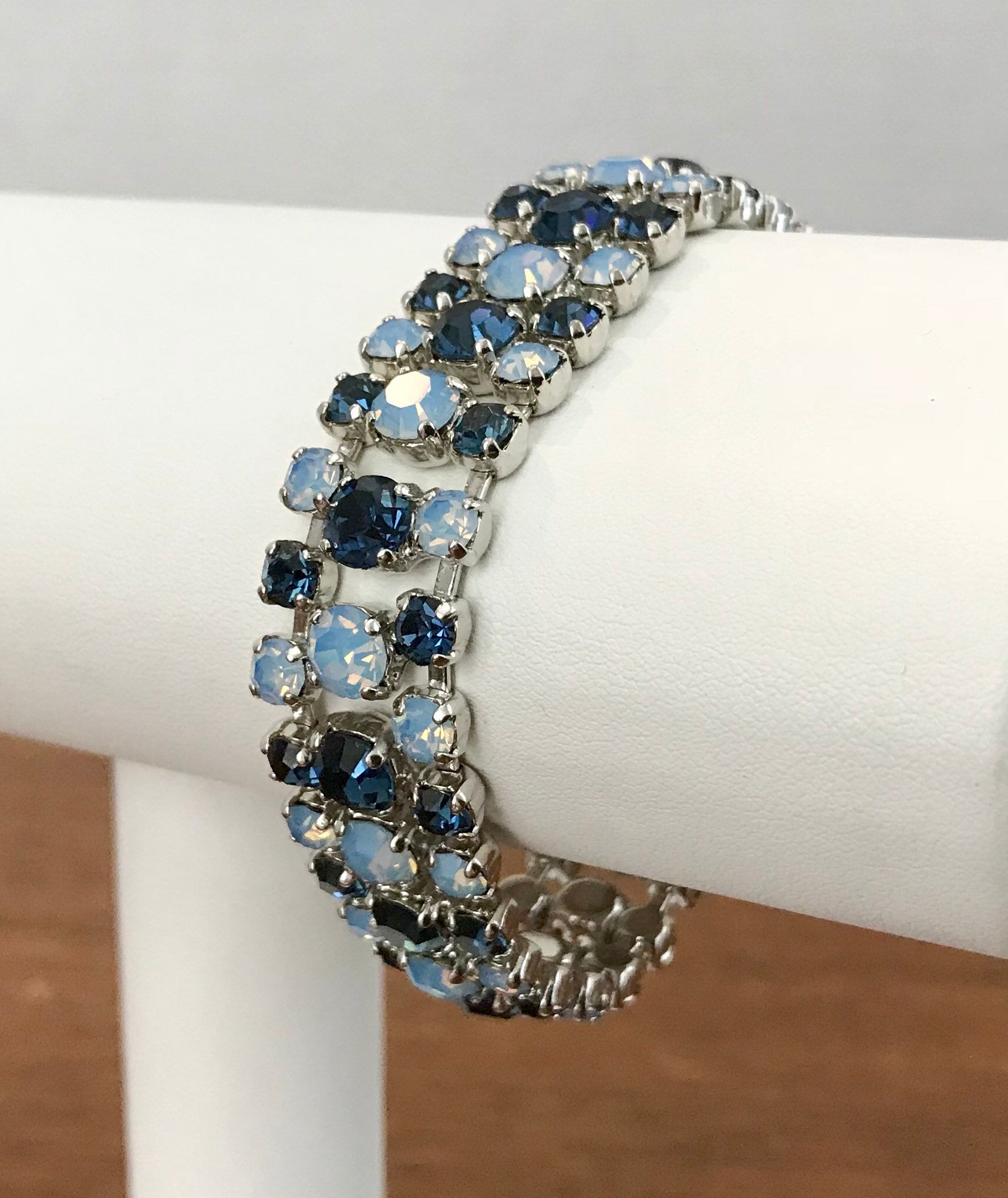 Bracelet Vintage 1950 Strass Bleu – Bijou Rétro Chic Avec Pierres Bleues