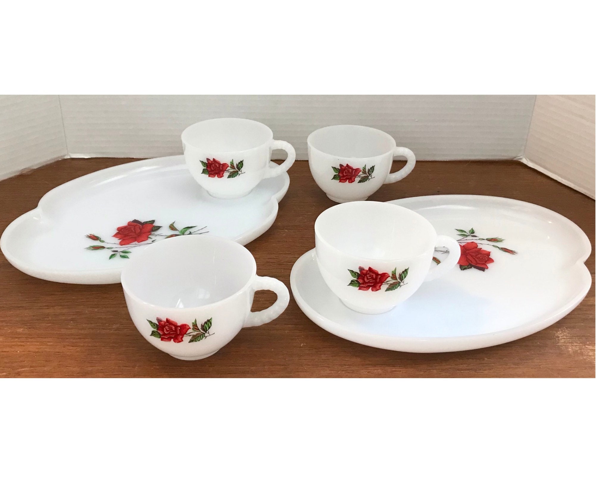 Luncheon Plates and Cups -  Canada