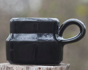 Petite tasse noire | Tasse | Tasse en céramique faite à la main | Tasse noire | Tasse à expresso | Tasse en céramique noire