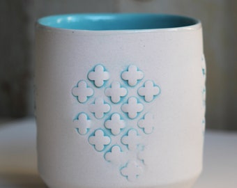 Tasse en porcelaine | Tasse à motif | Poterie faite main | Bol à thé en porcelaine | Tasse quadrilobe texturée | Tasse à thé en céramique | Tasse à motif blanc et bleu