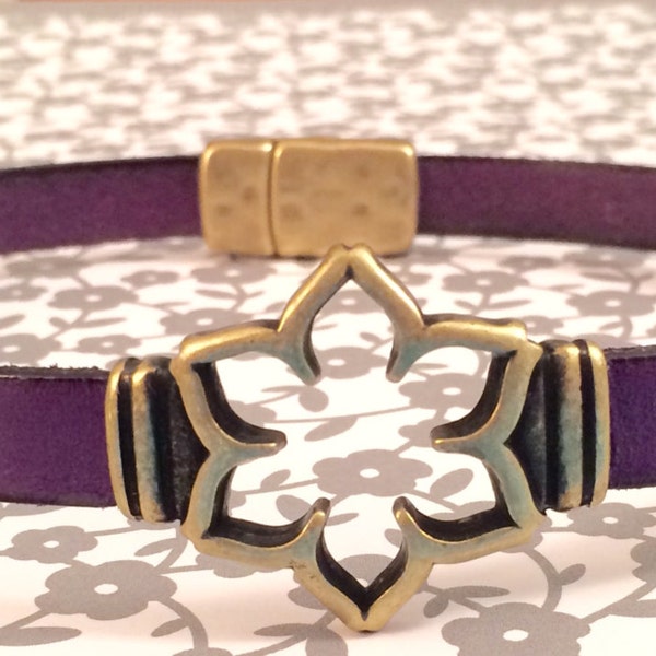 Antiguo latón flor abierta día Collar / gargantilla