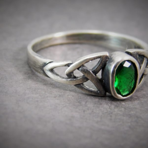 Emerald Celtic Ring, Sterling Silver Celtic Ring / Celtic Knot Ring / Endless Knot Ring / Triquetra, irish ring