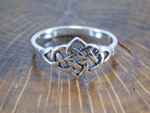 Celtic friendship knot best sale ring