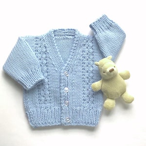 0 to 6 months Baby boy blue cardigan Baby blue hand knit sweater Baby shower gift Infant clothing Baby knitwear afbeelding 1