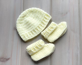 Baby yellow hat and booties set - 0 to 3 months beanie and boots - Newborn knitwear - Gift for new baby