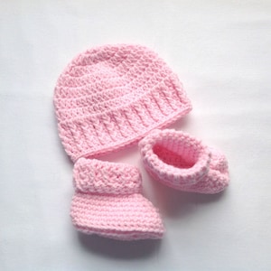Baby Hat and booties pink set - Newborn baby girl - Baby shower gift - Newborn girl beanie and boots - Crochet infant beanie and booties