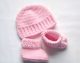 Jacquis Baby Girls Knotted Pink Shamrock Hat and Booties Set