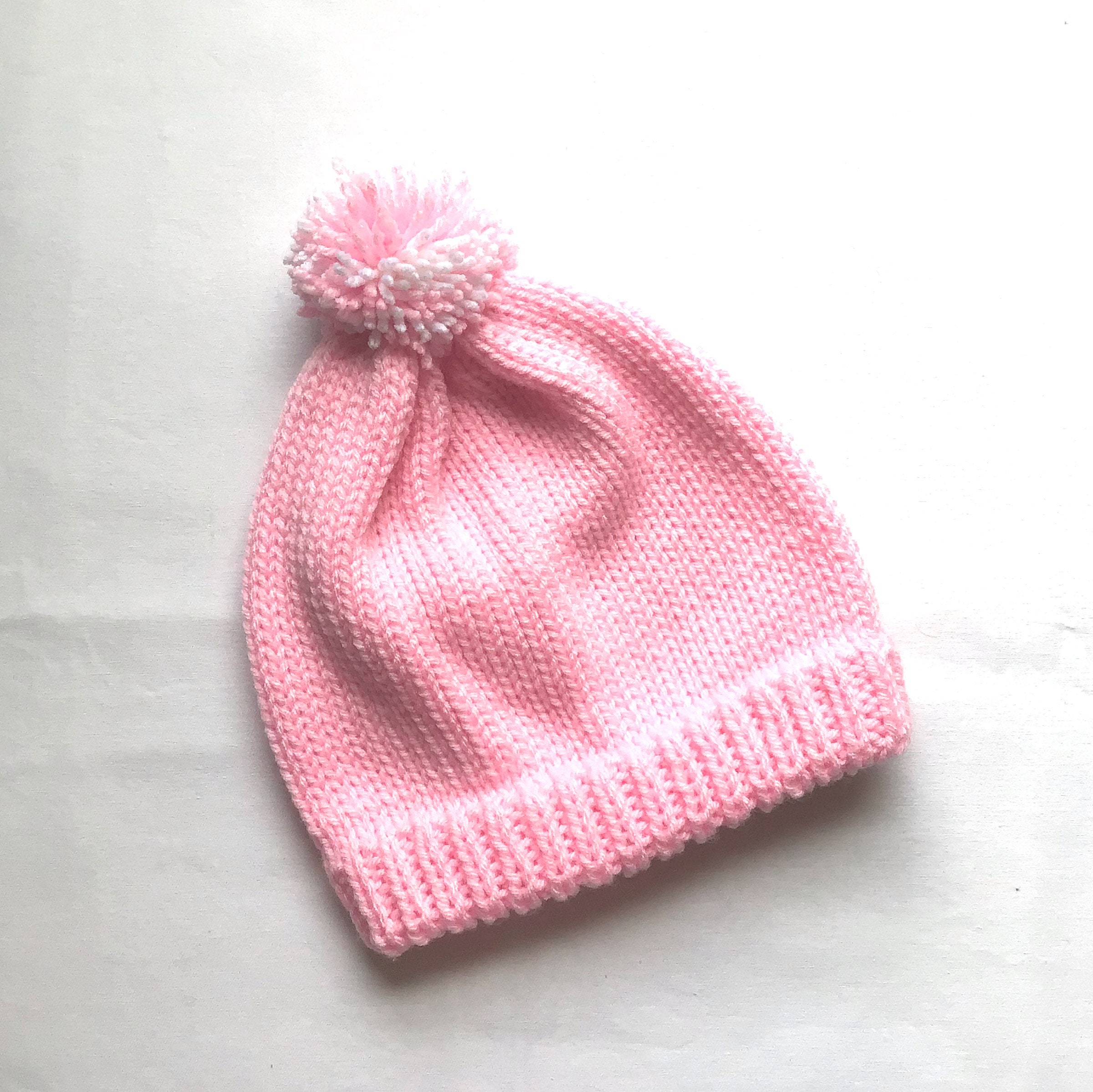 Perfil de niña en color rosa, sombrero con orejeras Fotografía de